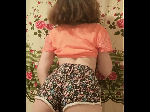 ❤️ Gadis muda seksi menanggalkan celana pendeknya di depan kamera ️❌ Video sialan pada kami