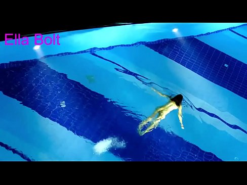 ❤️ Saya tidak bisa berhenti menonton, pirang muda tertangkap basah berenang di kolam resor ELLA BOLT ️❌ Video sialan pada kami