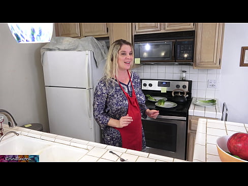 ❤️ Ibu tiri memerah susu dia di dapur sebelum kencannya ️❌ Video sialan pada kami