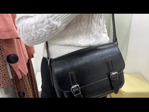 ❤️ Masturbasi publik dari jalang muda FeralBerry dengan dildo di kamar pas ️❌ Video sialan pada kami