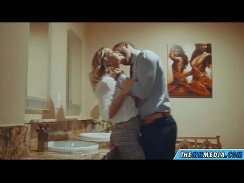 ❤️ Ketika seorang pirang berdada menggoda Anda di toilet umum ️❌ Video sialan pada kami